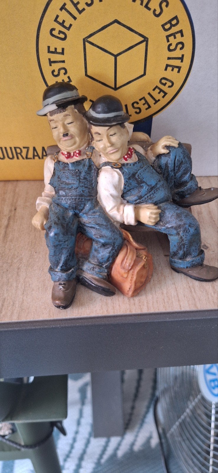 Beeldje Laurel & Hardy op bankje, Verzamelen, Ophalen of Verzenden, Gebruikt, Mens
