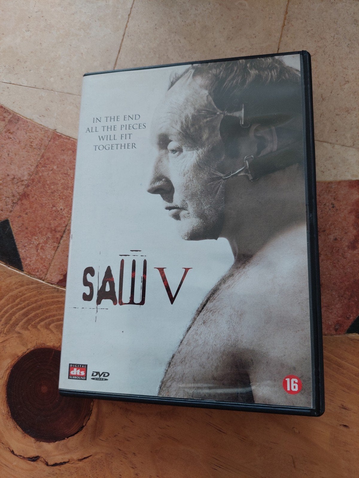 SAW V, Vanaf 16 jaar, Ophalen of Verzenden, Zo goed als nieuw