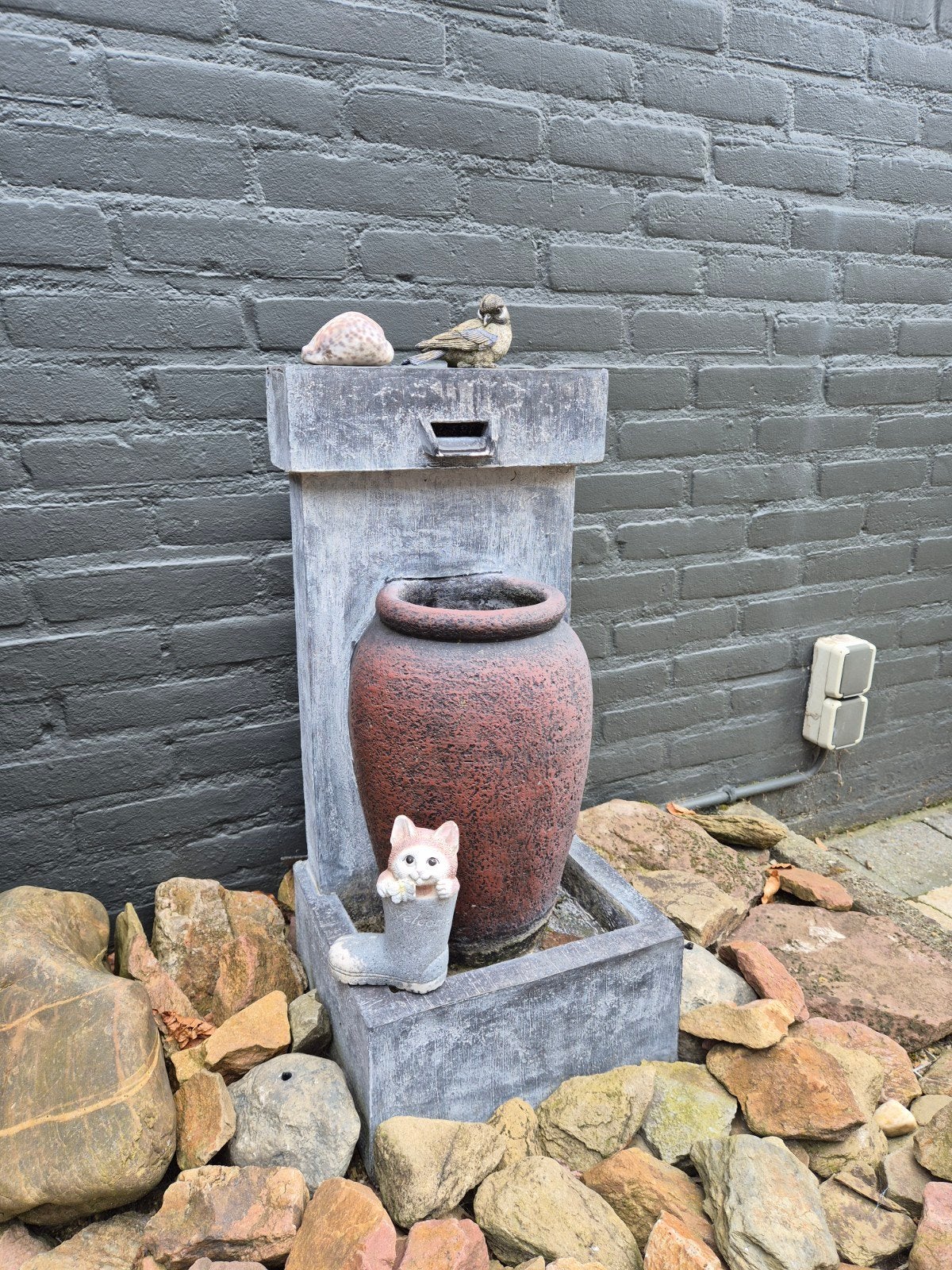 Tuinfontein met pot en betonnen ombouw, Ophalen, Gebruikt, Beton, Fontein