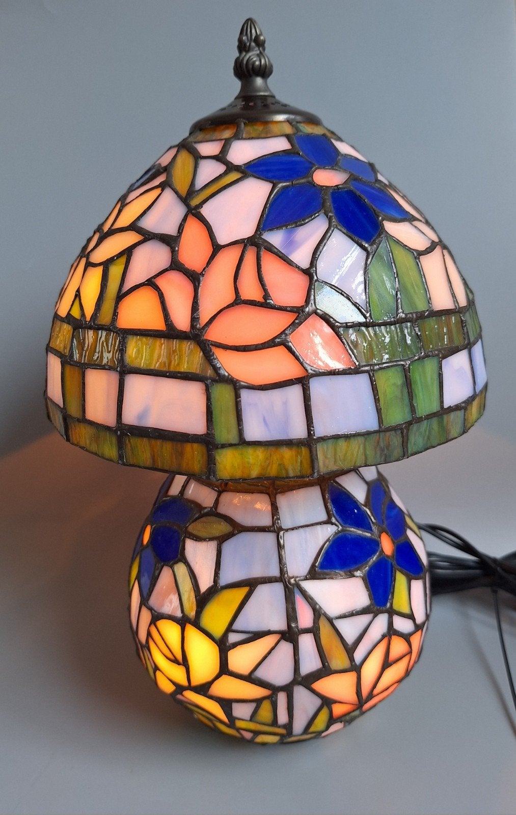 Prachtige tafellamp glas in lood Tiffany stijl
35 x 21 cm, Gevondenengemaakt@gmail.com, Meerkleurig, Tiffanny, Tiffanny