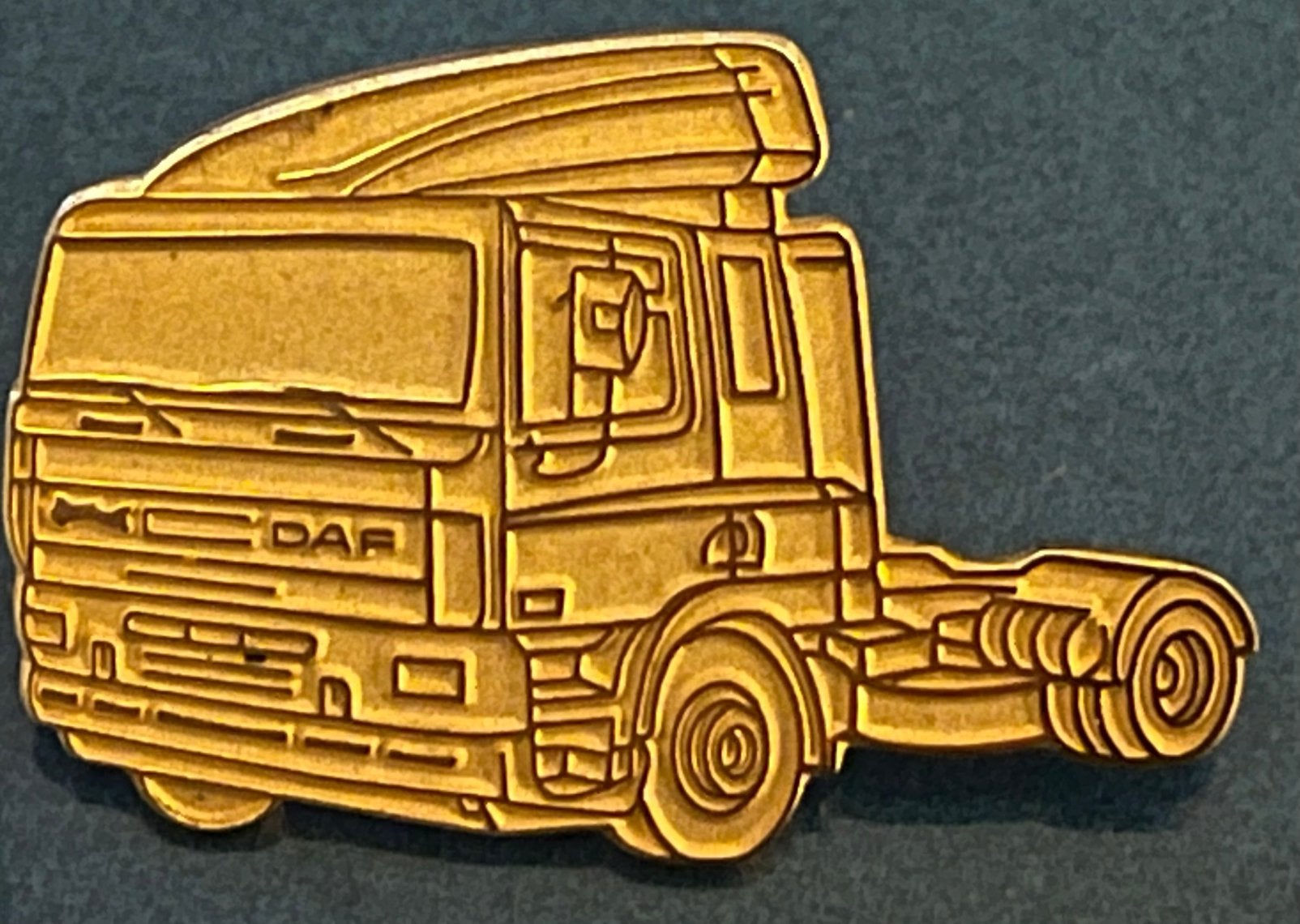 vintage goudkleurige reverspeld pin DAF vrachtwagen, Ophalen of Verzenden, Zo goed als nieuw