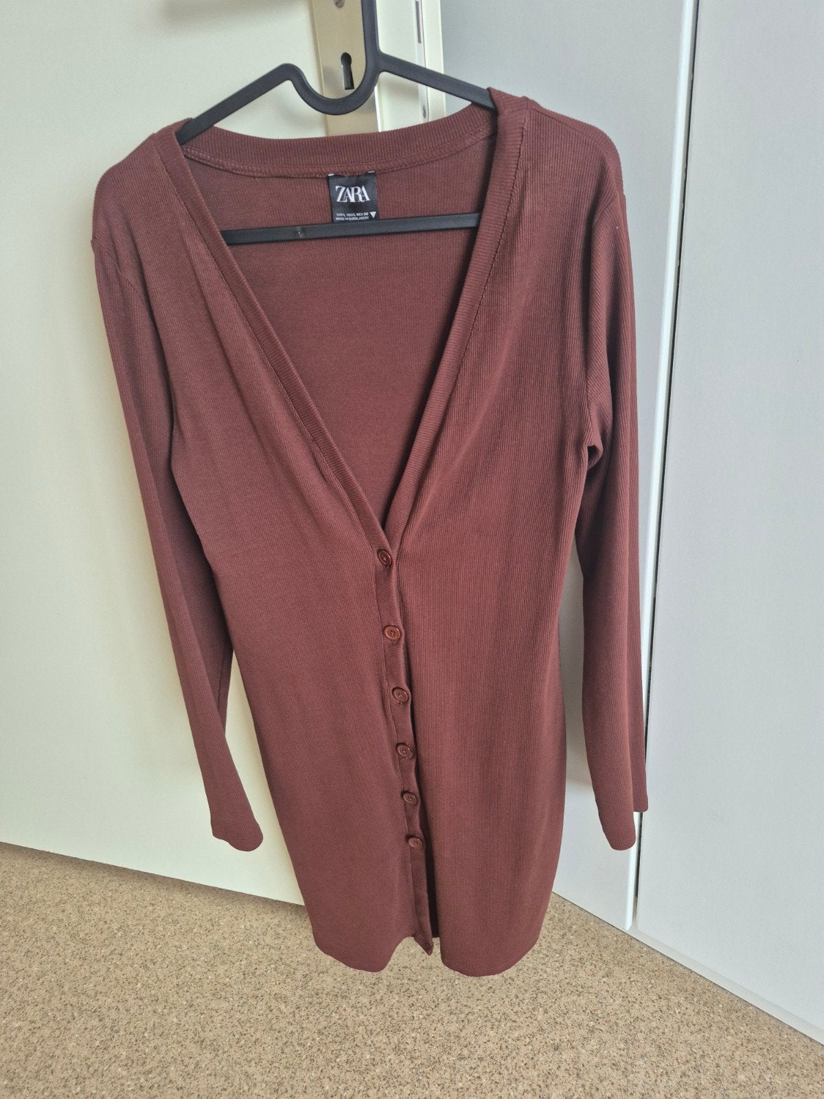 Zara geribbelde bruine jurk met knopen, Kleding | Dames, Bruin, Zara, Maat 42/44 (L), Ophalen of Verzenden