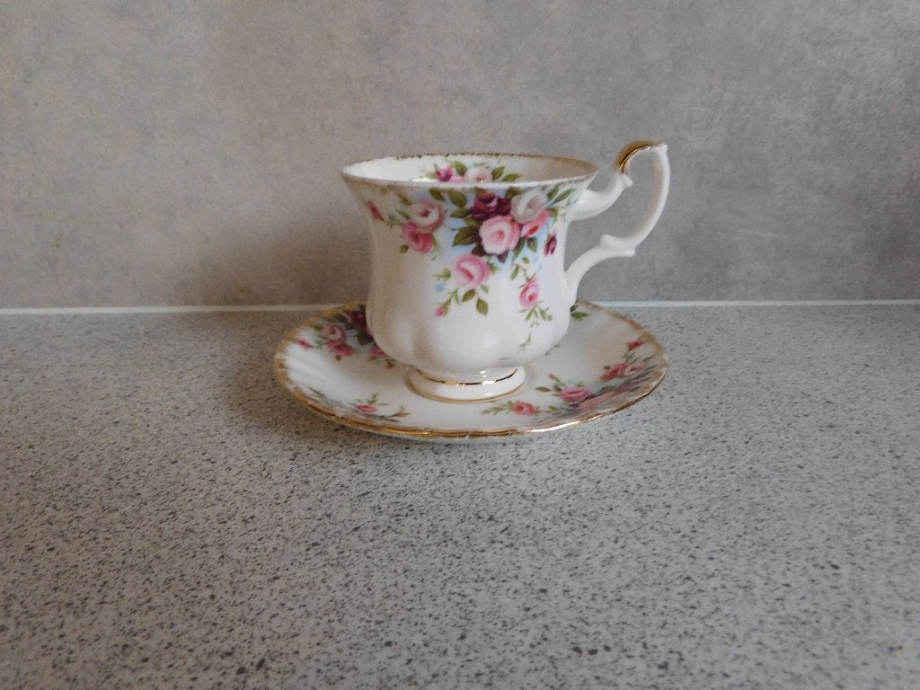 Kop en schotel Fine Bone China Cottage Garden Royal Albert, Ophalen of Verzenden, Zo goed als nieuw, Porselein, Kop en/of schotel