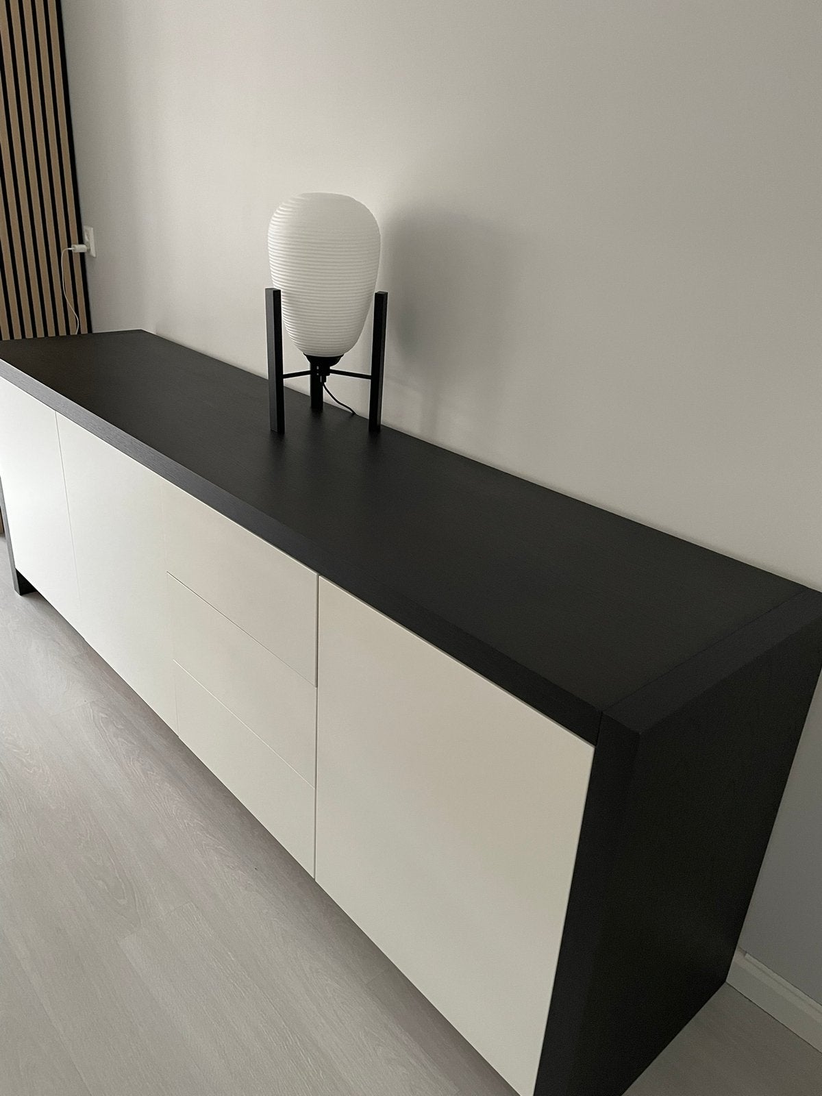 Mooi strak  dressoir donker bruin/zwart met mat witte front, Ophalen, Overige materialen, Met deur(en), Tijdloos / strak en modern