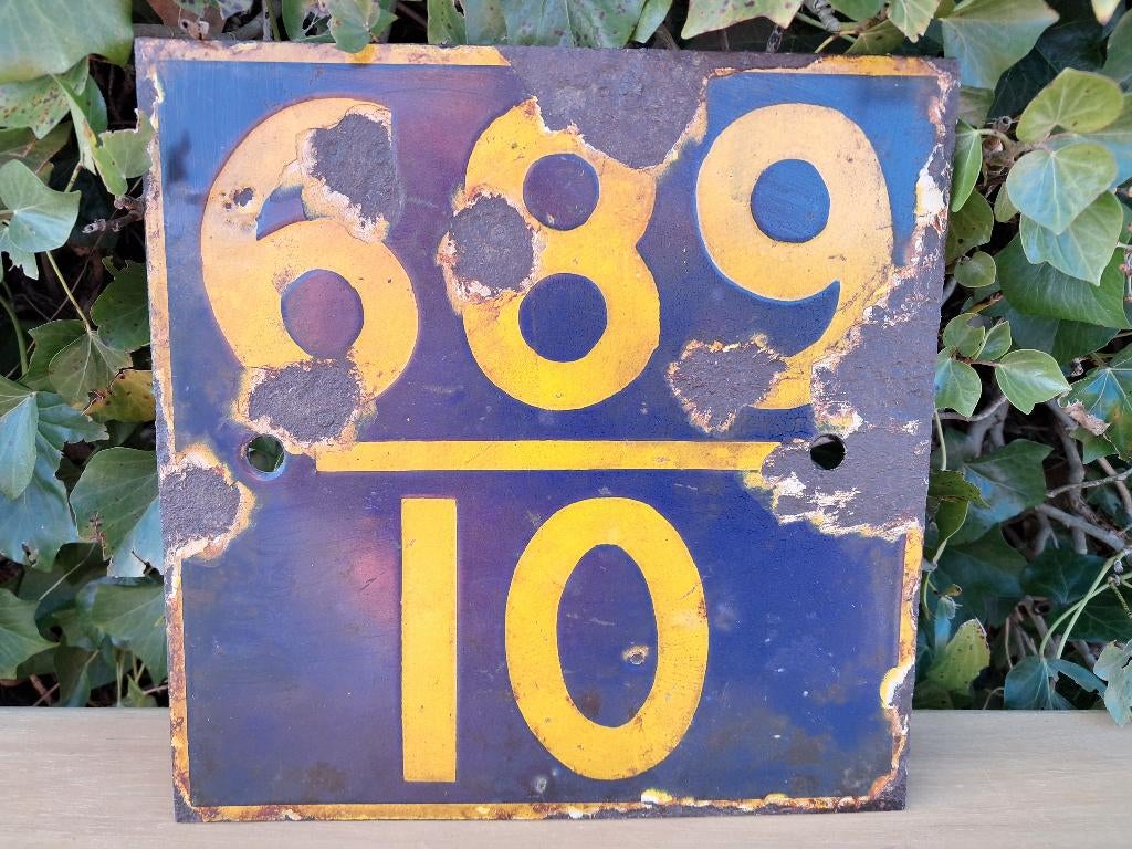Brocante emaille bord 28x28 cm met gele cijfers, Ophalen of Verzenden, Gebruikt, Reclamebord