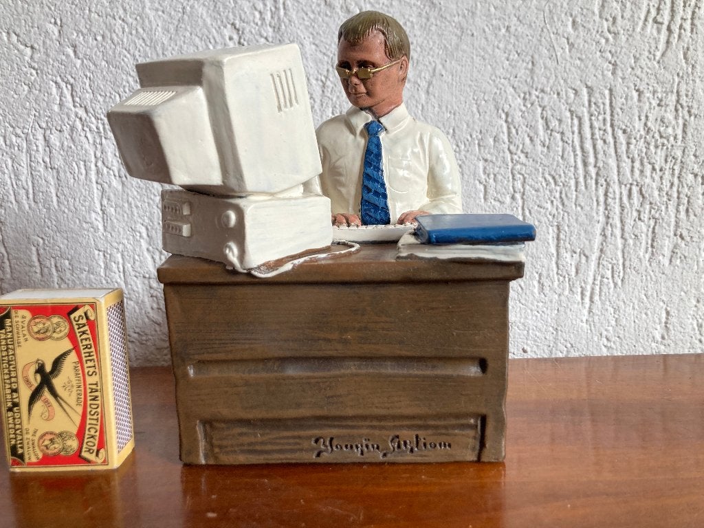 Zwaar beeldje kantoorklerk op kantoor achter bureau met pc, Ophalen of Verzenden, Zo goed als nieuw, Mens