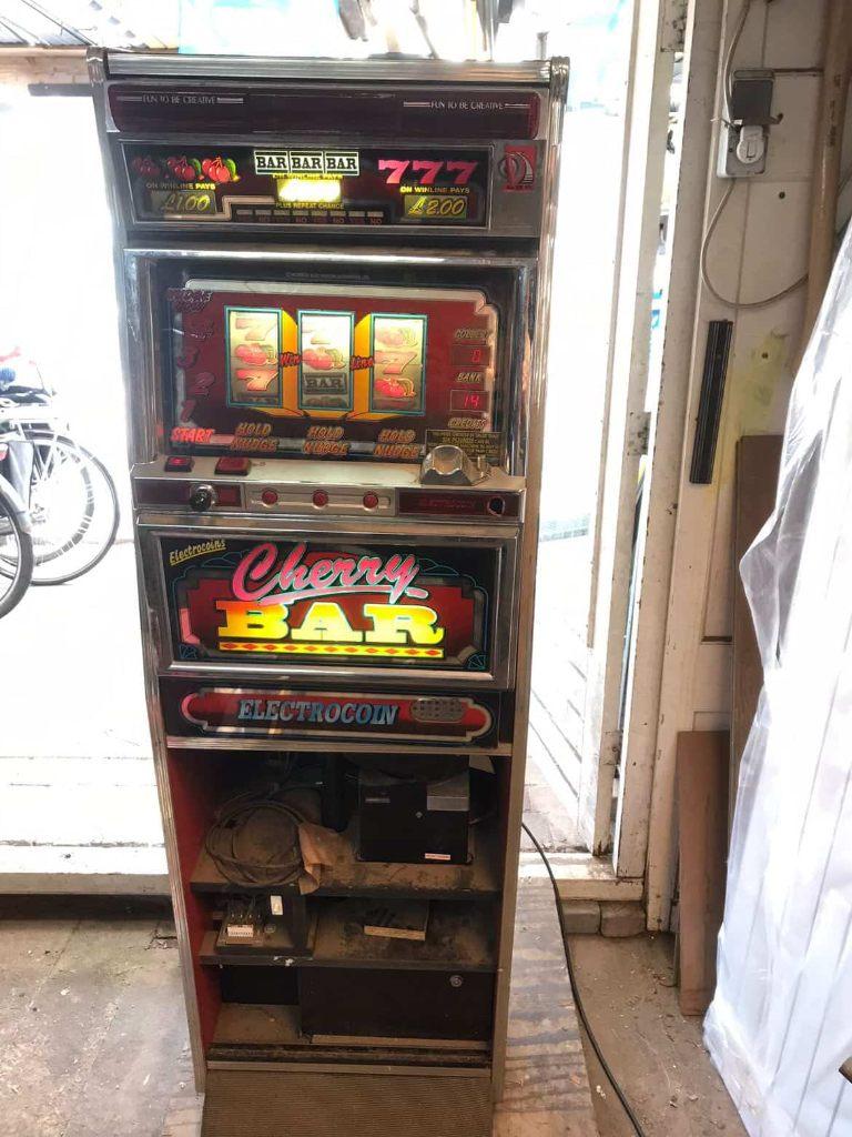 Gokkast voor bijvoorbeeld mancave, Verzamelen, Automaten | Gokkasten en Fruitautomaten, Overige munten, Ophalen, Gebruikt, Met sleutels