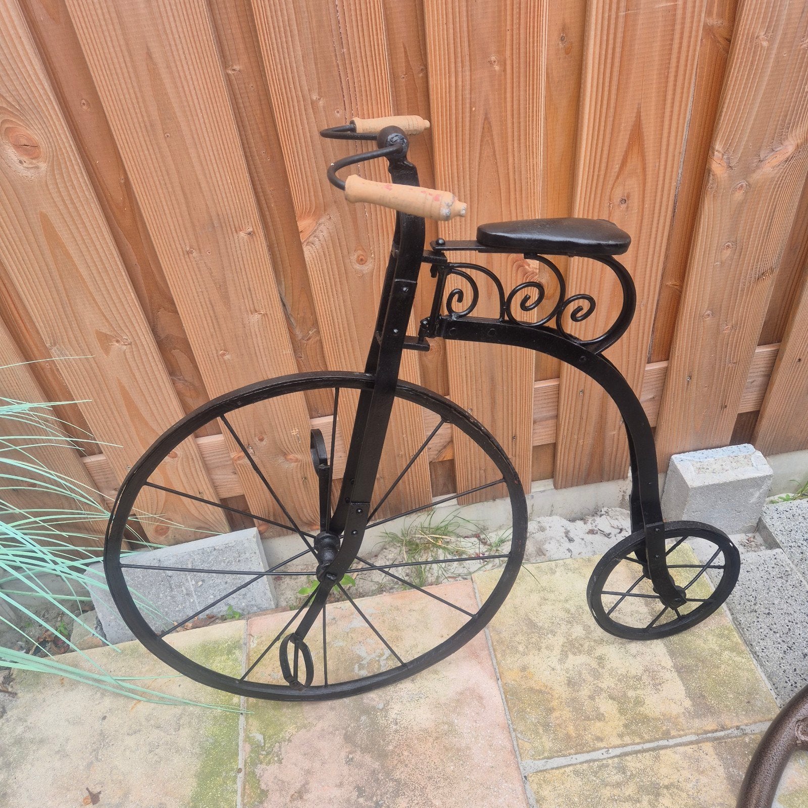 Decoratieve hoge bi fiets - Uniek smeet  ijzeren  kunstwerk, 59 cm of meer, Ophalen of Verzenden