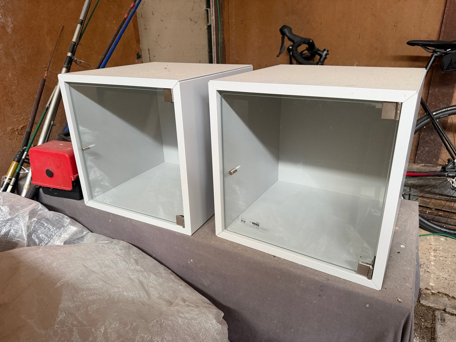 2x lichtgrijze vitrinekast met glazen deur, Huis en Inrichting, Ophalen, Zo goed als nieuw