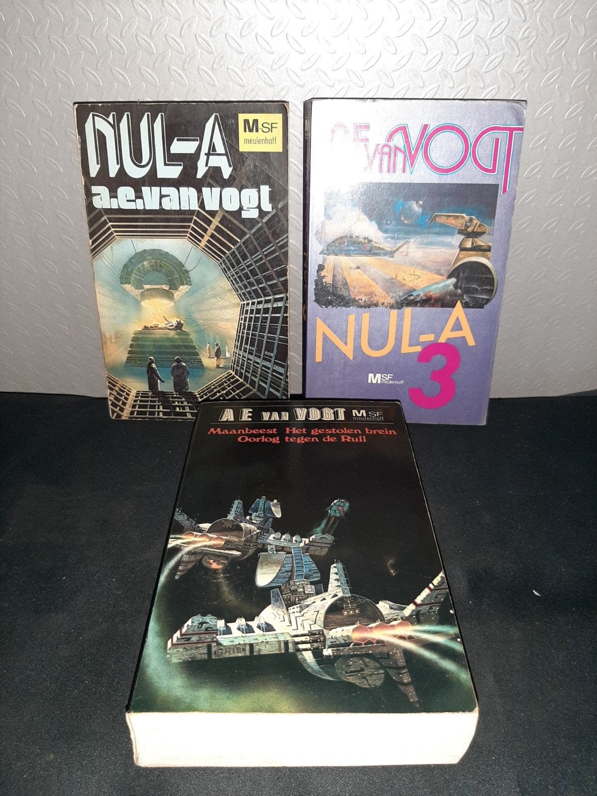 A.E. van Vogt- Nul-A trilogie en Maanbeest/Oorlog tegen de R, Ophalen of Verzenden, Gelezen, A.E. van Vogt