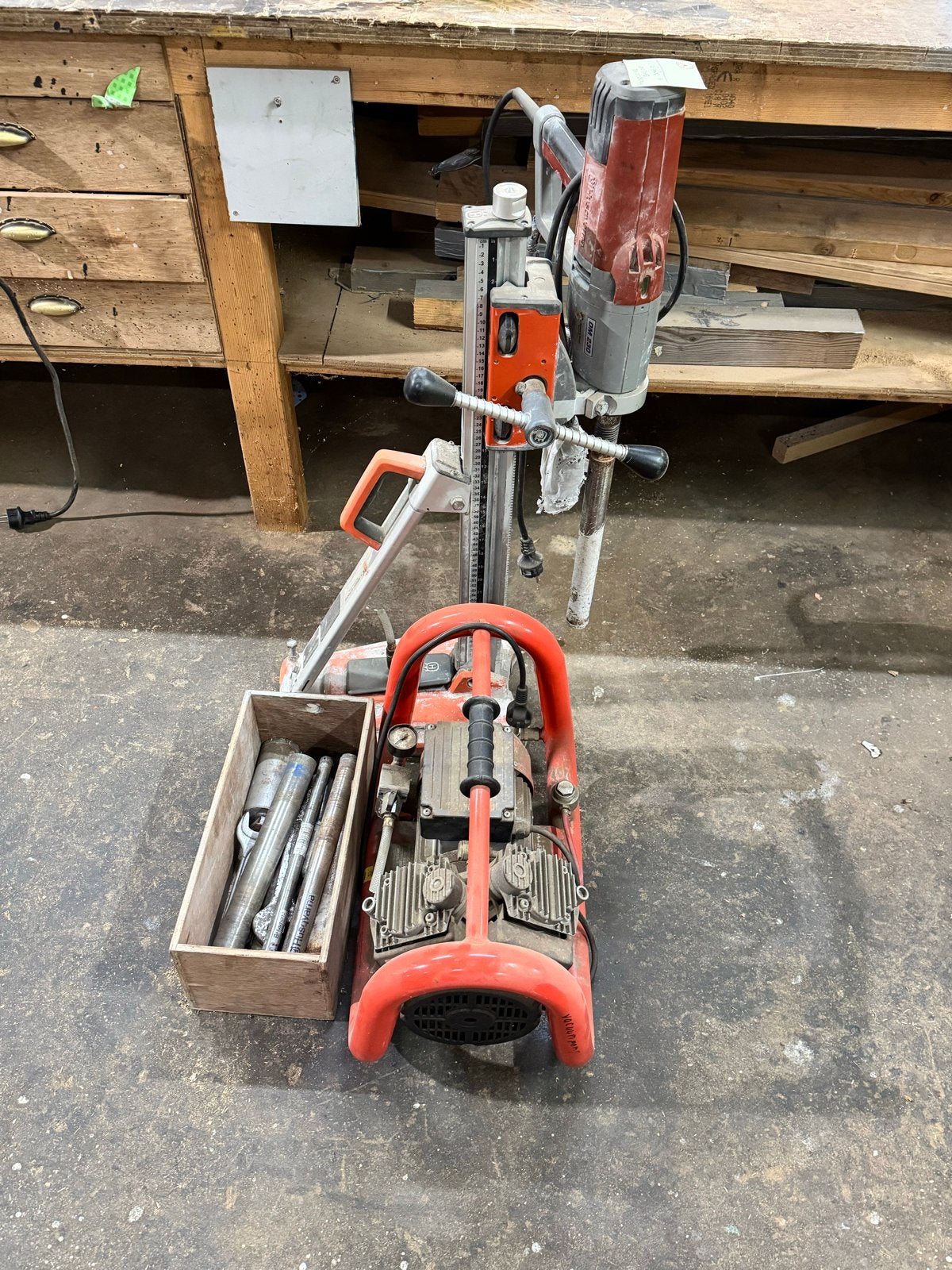 Husqvarna QWS 250 Boormachine met statief en accessoires, Doe-het-zelf en Verbouw, Gereedschap | Boormachines, Ophalen, Gebruikt