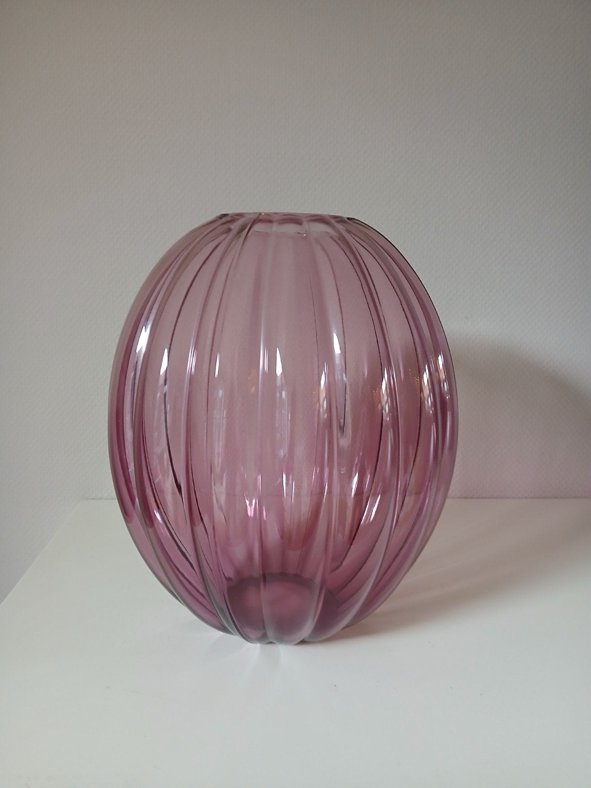 IKEA Gunnel Sahlin vaas - paars glas, Overige kleuren, Ophalen of Verzenden, Minder dan 50 cm, Glas