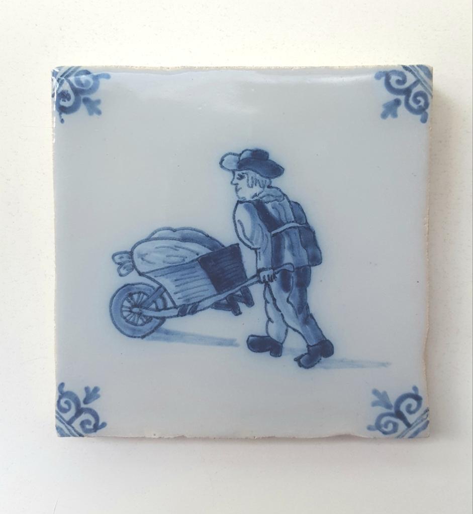 Oude blauwwitte tegel Tichelaar Makkum - man met kruiwagen, Ophalen of Verzenden