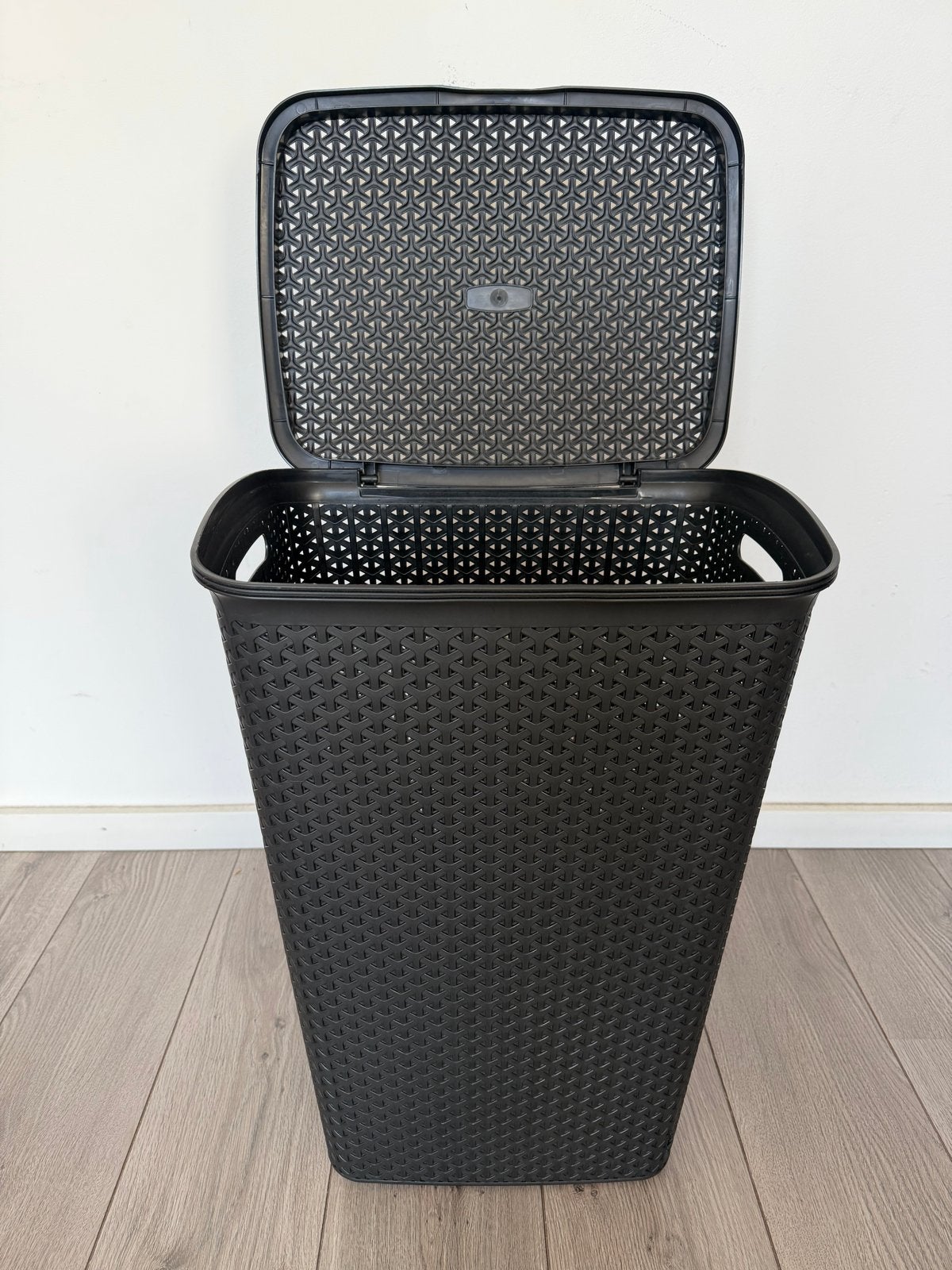 Zwarte wasmand met deksel - Kunststof, Huis en Inrichting, Ophalen, Zo goed als nieuw, Zwart, Kunststof