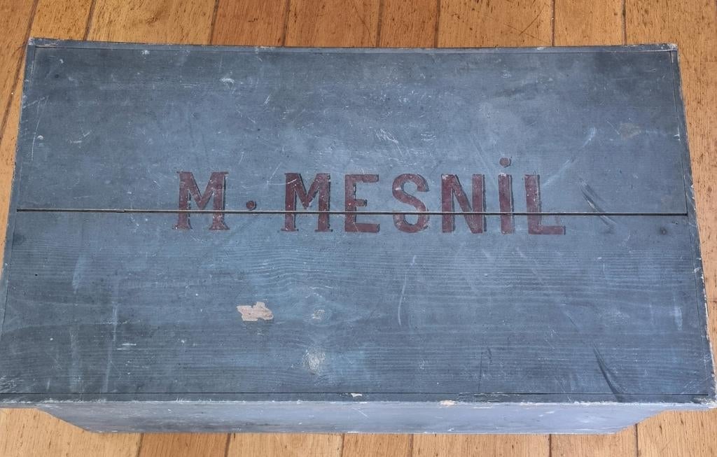Oude Franse houten kist opschrift M. MESNIL + krant uit 1935, Minder dan 50 cm, Gebruikt, 50 tot 100 cm, Ophalen of Verzenden