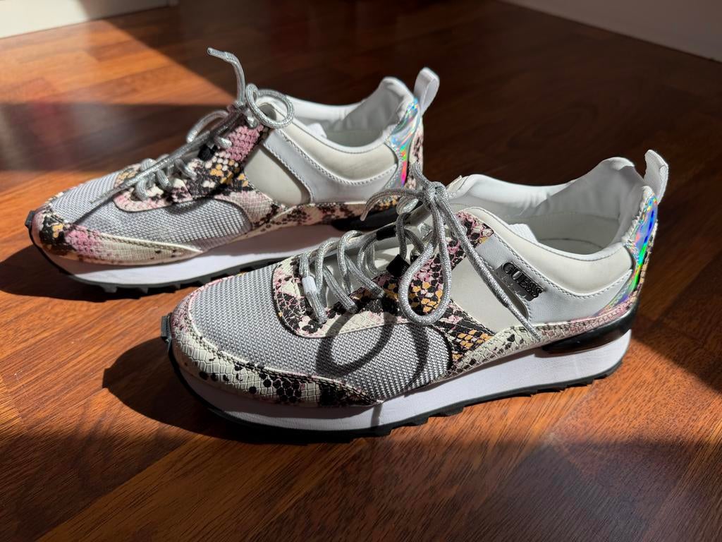 Nieuwe Guess sneakers, wit met gekleurde print - Maat 40, Wit, Nieuw, Ophalen of Verzenden, Sneakers of Gympen