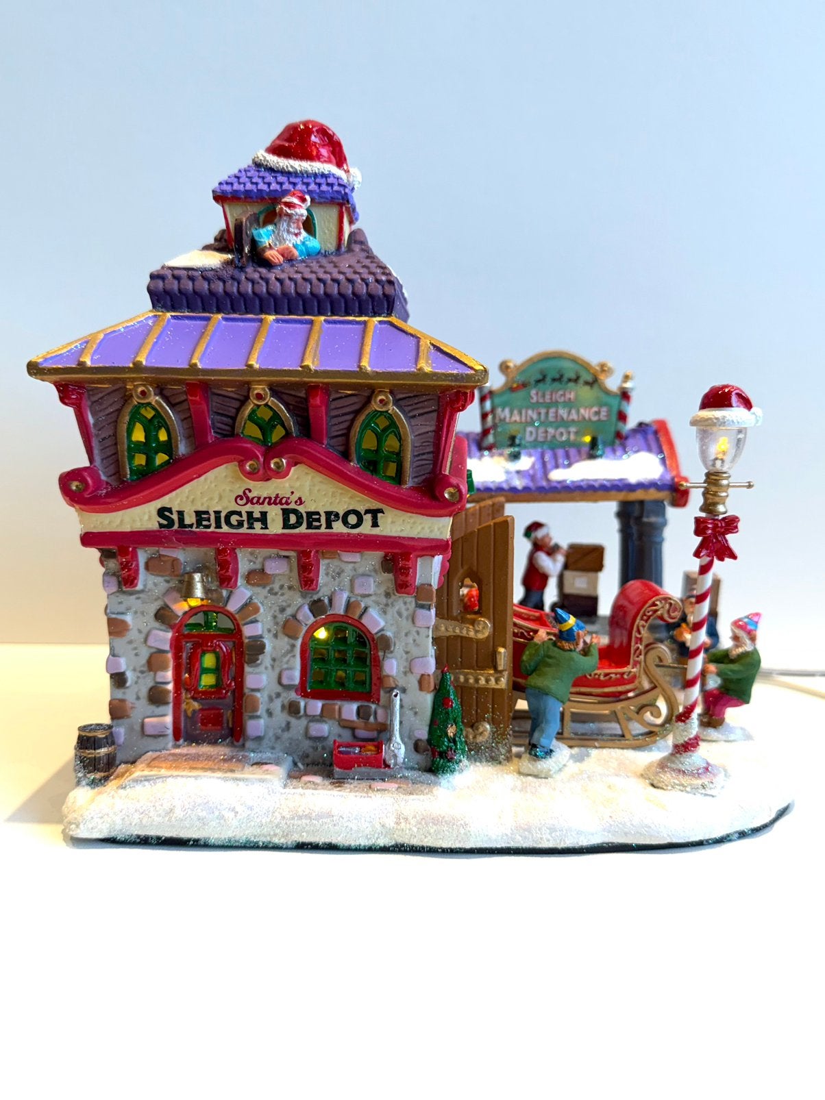 Lemax Santa’s Sleigh Maintenance Depot (75534), Verzenden