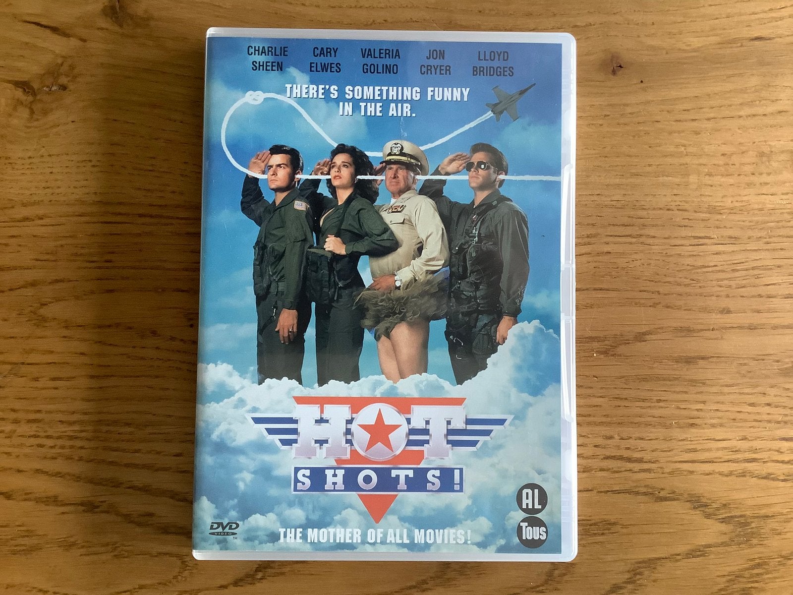 9). HOT SHOTS, Lloyd Bridges, Charlie Sheen, Cary Elwes., Alle leeftijden, Ophalen of Verzenden, Zo goed als nieuw, Komedie