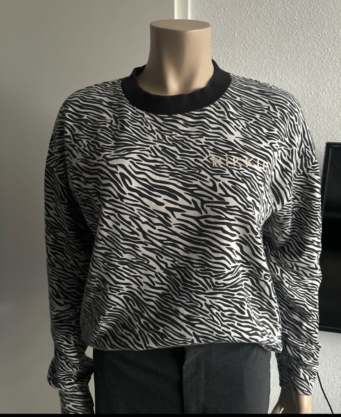 Nikkie sweater zebraprint maat 38, Kleding | Dames, Verzenden, Gedragen, Maat 38/40 (M), Zwart