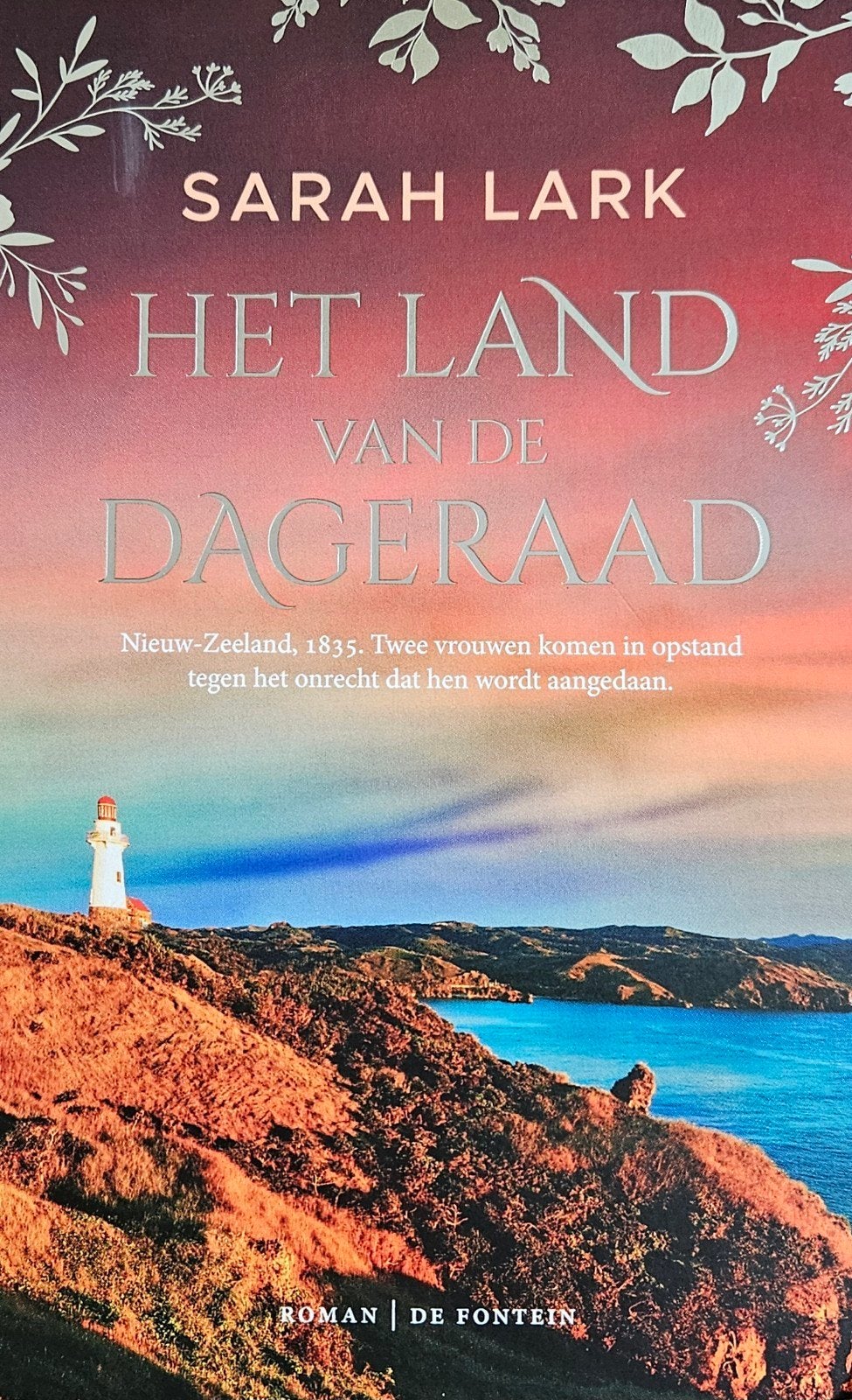 Sarah Lark Het land van de dageraad, Ophalen of Verzenden, Zo goed als nieuw