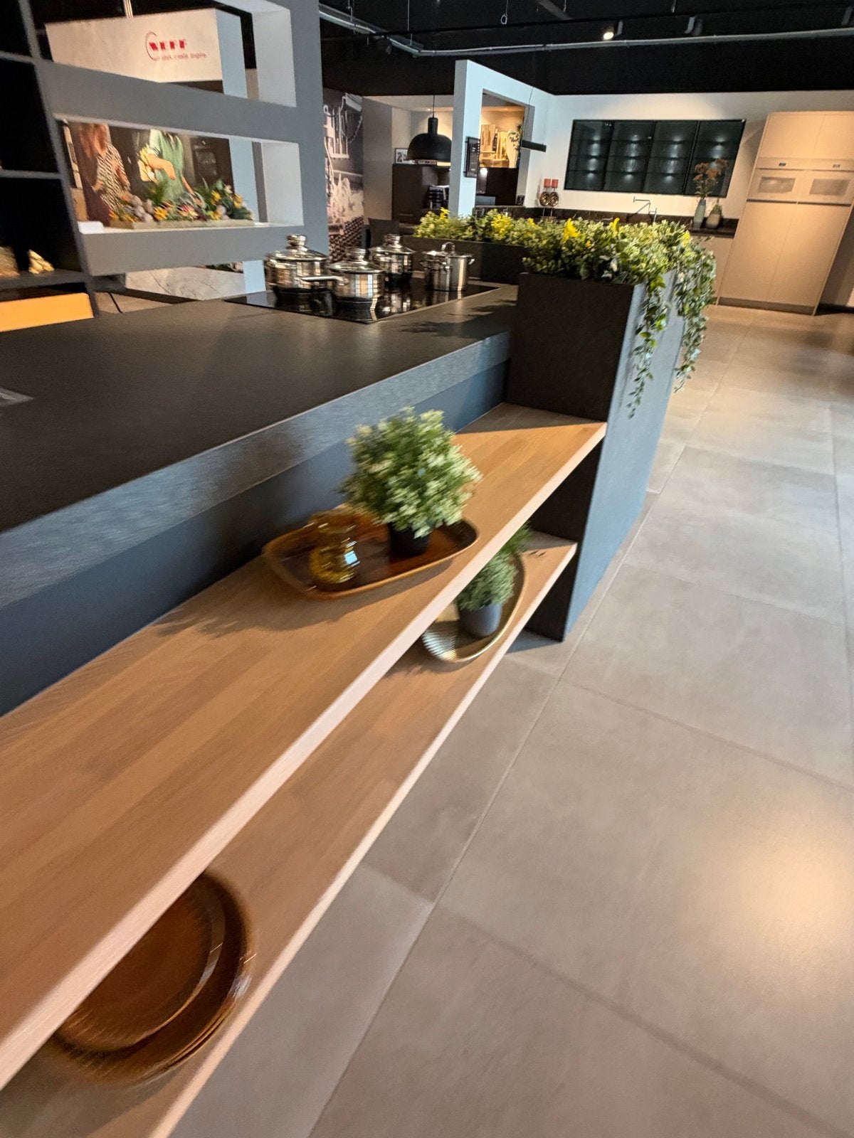 Moderne Zwarte Keuken met Kookeiland en Inbouwapparatuur, Zwart, Ophalen of Verzenden, Zo goed als nieuw, Greeploos