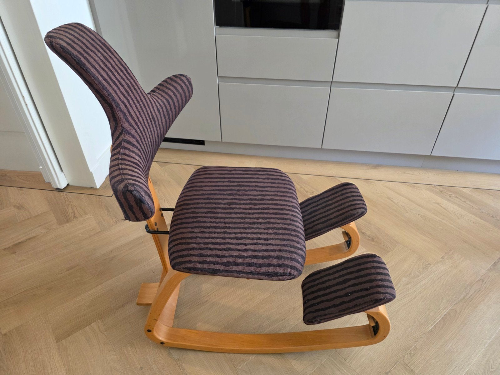 Stokke Varier Ergonomische Kniestoel - Bruin Gestreept, Ophalen, Gebruikt, Bruin, Bureaustoel