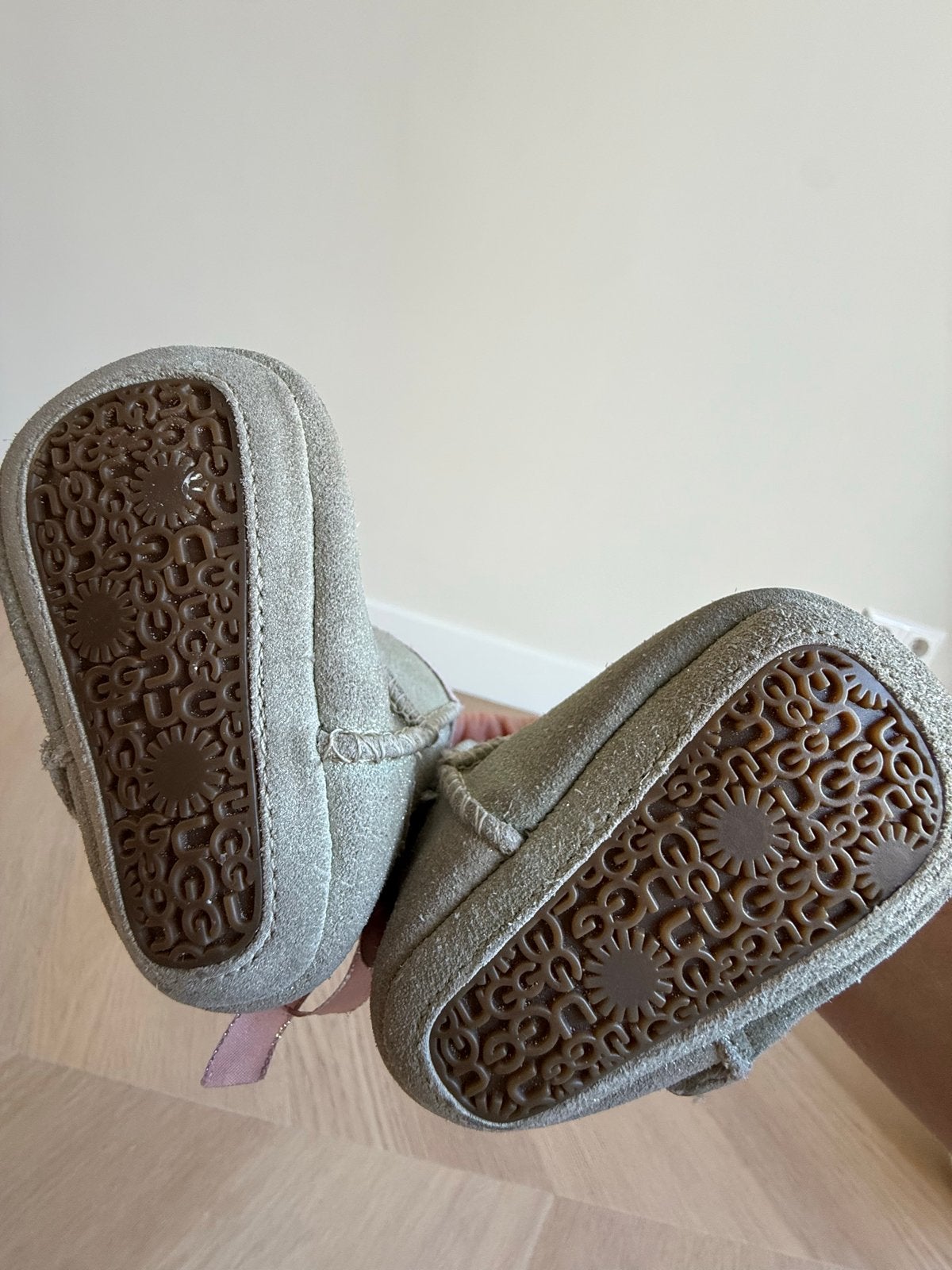 Uggs babyslofjes maat 16, Ophalen of Verzenden, Zo goed als nieuw, Meisje, Slofjes