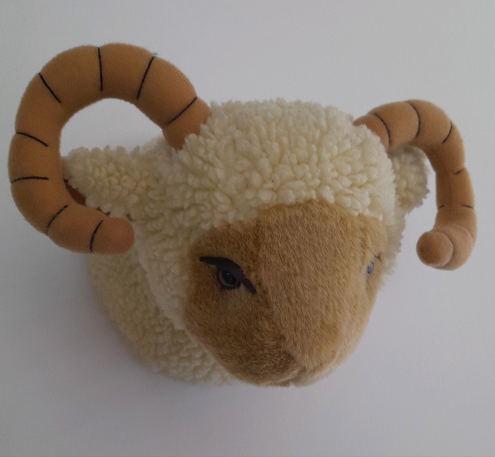 Schattige schapenkop wanddecoratie - pluche, Beige, Ophalen of Verzenden, Textiel, Landelijk