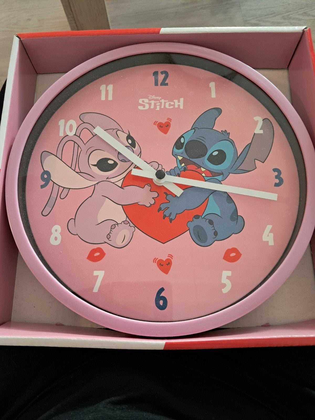 Nieuwe Disney Stitch en Angel Klok - Roze Wandklok, Ophalen of Verzenden, Nieuw, Analoog, Wandklok