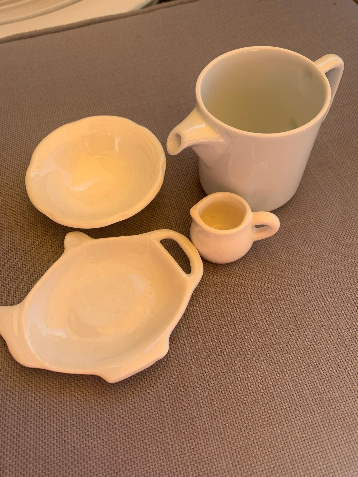 Wit porseleinen servies - 4 delig,melkkan,schaal v theezakje, Huis en Inrichting, Keuken | Servies, Gebruikt, Overige typen, Ophalen of Verzenden