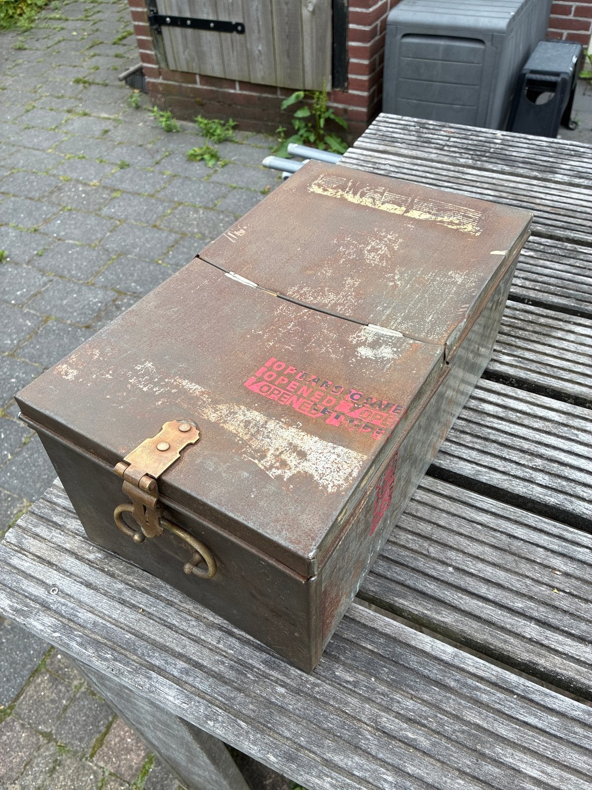 Vintage metalen geldkist met handvatten en sluiting, Ophalen of Verzenden