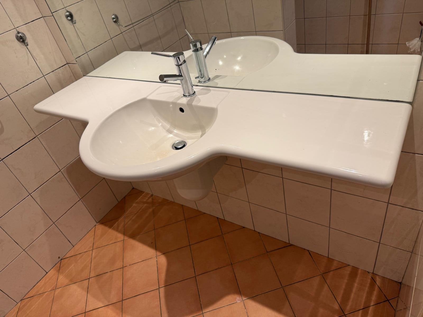 Gebruikte wastafel met spiegel en kraan, Ophalen, Gebruikt, 150 tot 200 cm, Minder dan 100 cm