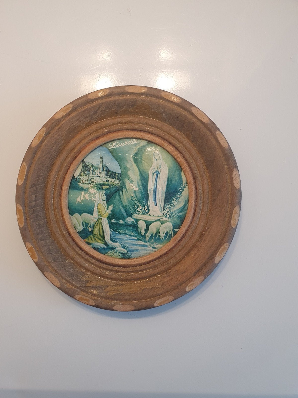 Vintage Lourdes religieus schilderij in ovale houten lijst, Ophalen of Verzenden