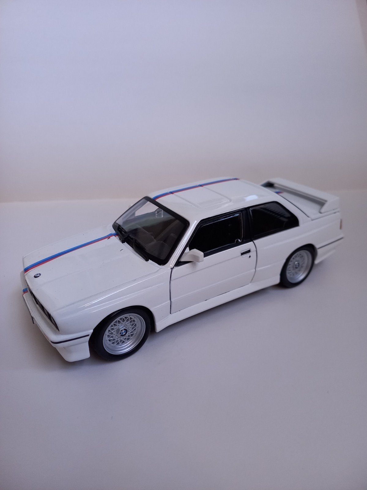 Bburago BMW M3 E30 1986 modelauto 1:24, Ophalen of Verzenden, Zo goed als nieuw, Auto, Bburago