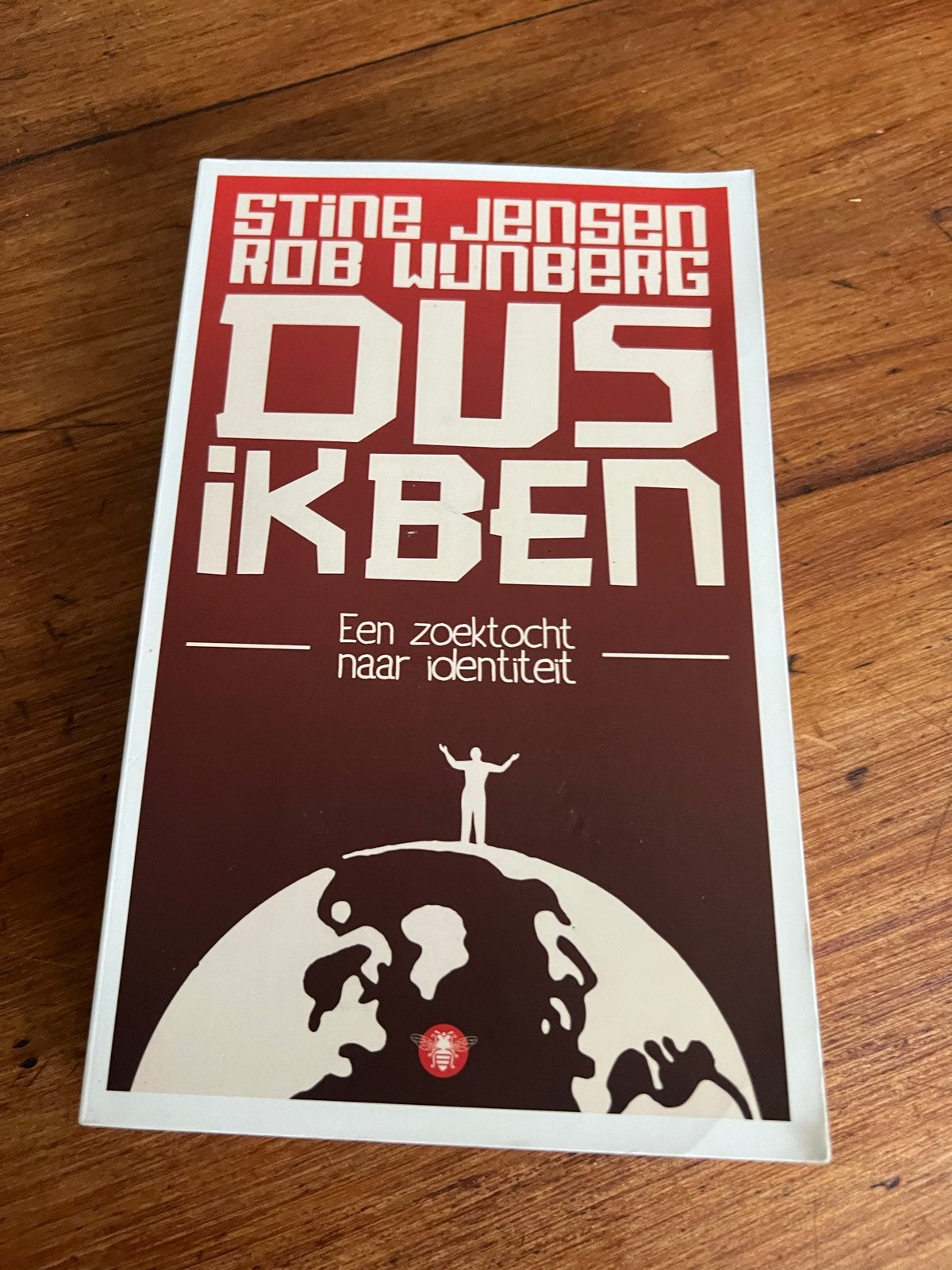 Dus ik ben - Een zoektocht naar identiteit, Ophalen of Verzenden, Zo goed als nieuw, Nederland
