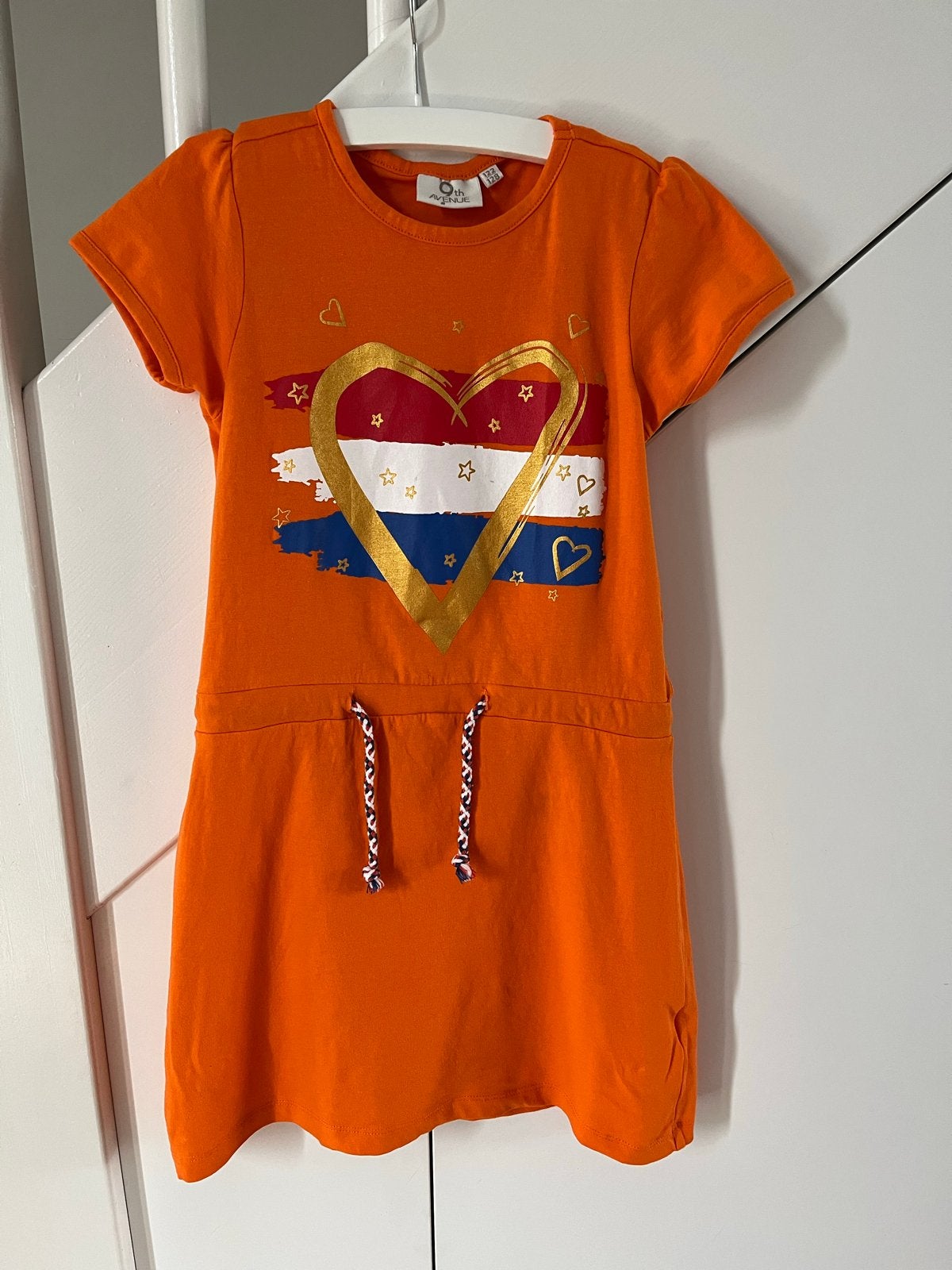Oranje jurkje maat 122/128 - ZGAN - WK/Koningsdag, Ophalen, Zo goed als nieuw, Meisje, Jurk of Rok