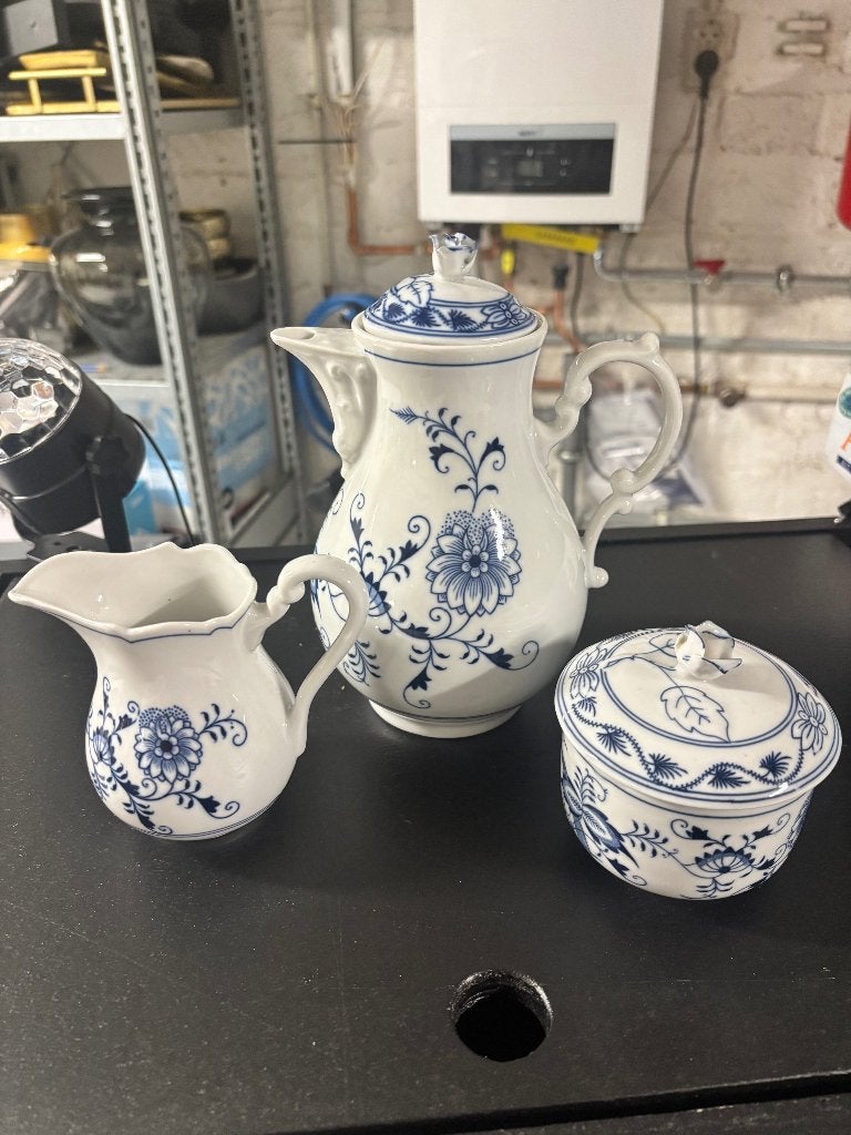 servies van Zwiebelmuster, Ophalen