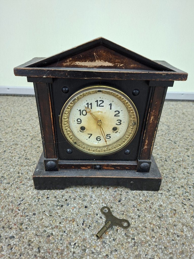 Antieke houten tafelklok met sleutel, Antiek en Kunst, Ophalen