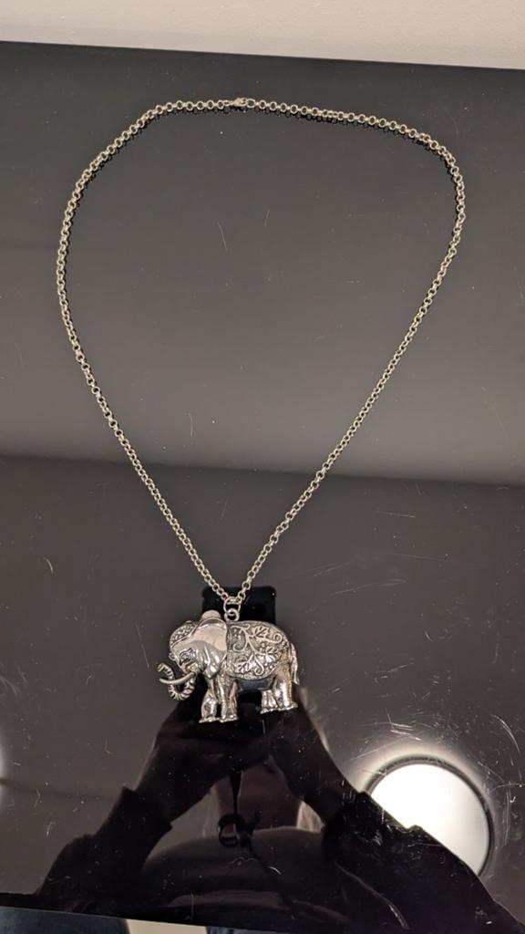Zilverkleurige olifantenketting met gedetailleerde hanger, Ophalen of Verzenden, Zo goed als nieuw, Zilver, Overige materialen