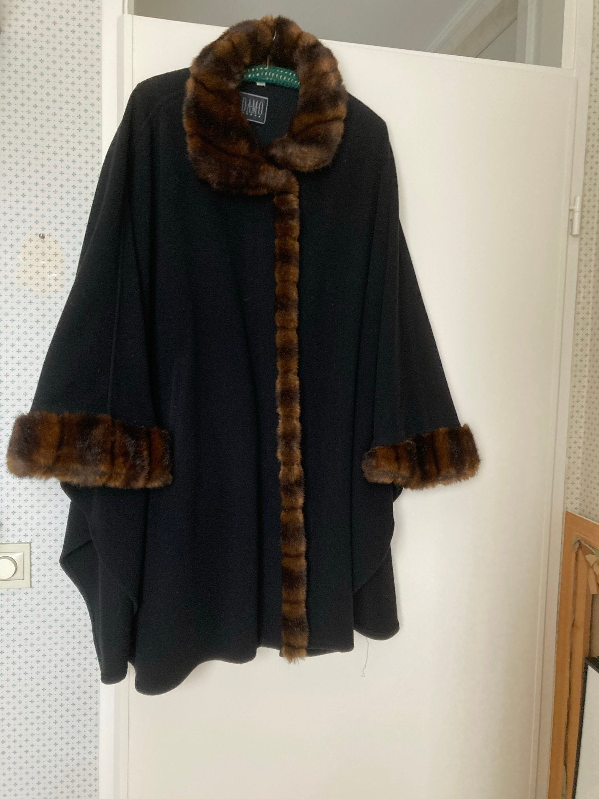 Luxe wollen en kasjmier poncho/cape met bontdetails, Ophalen of Verzenden, Zo goed als nieuw, Maat 38/40 (M), Zwart