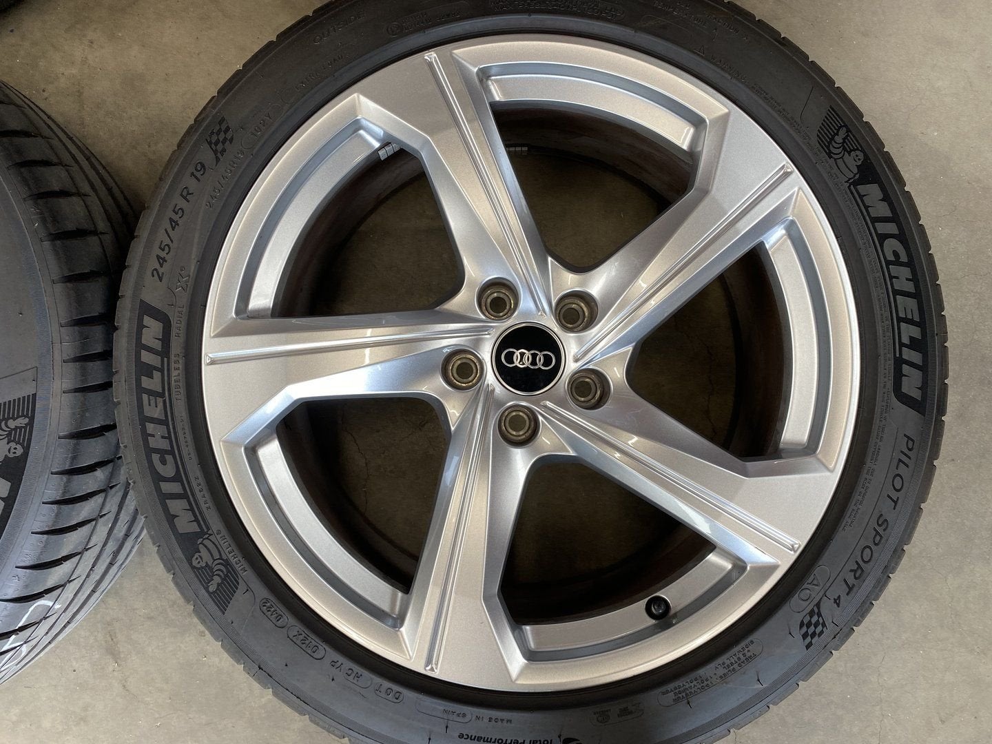 19  inch originele velgen + zomerbanden Audi A6 A7 4K C8, 19 inch, -, -, Banden en Velgen