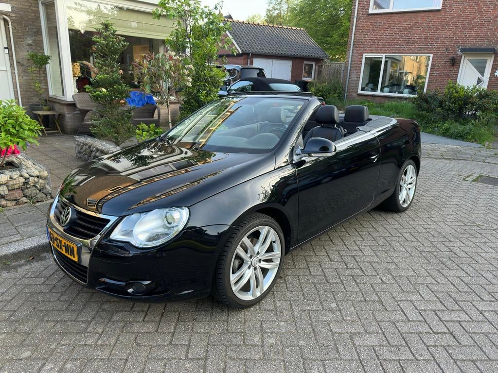 Volkswagen Eos 2.0 16V FSI 110KW 2006 Zwart, Auto's, Volkswagen, Voorwielaandrijving, Zwart, Zwart, 75 €/maand