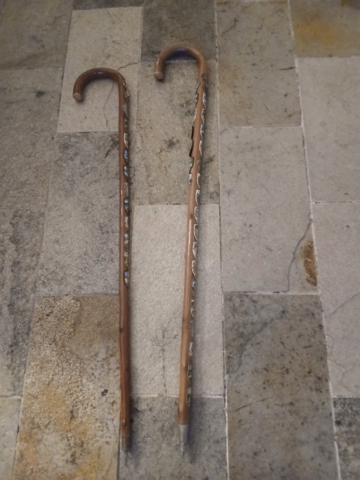 2 wandelstokken met schildjes, Ophalen