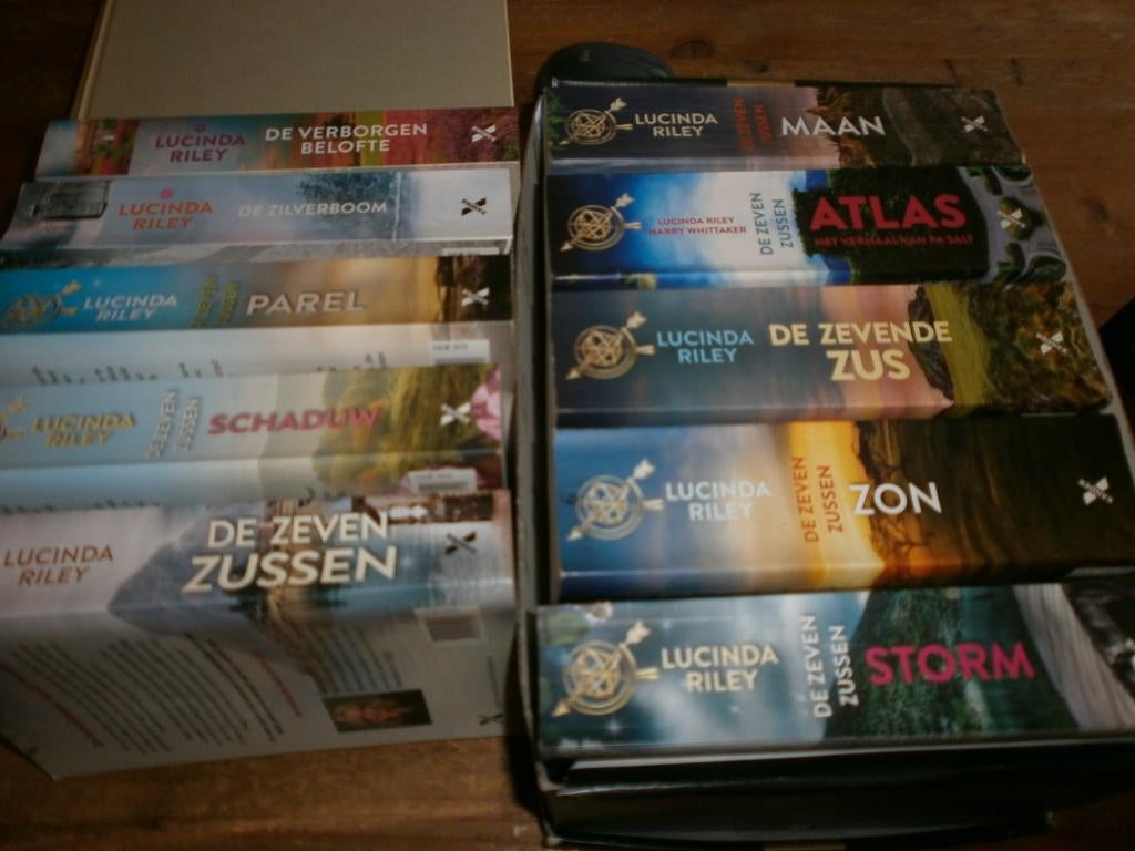 de 7 zussen lucinda riley + 2 extra: zilverboom +belofte, Boeken, Ophalen of Verzenden, Zo goed als nieuw