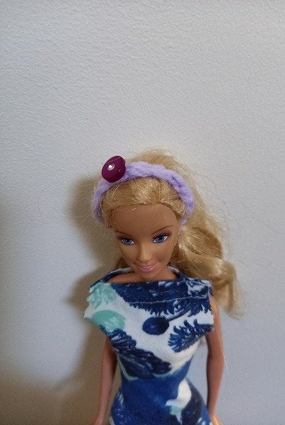 Barbie kleertjes haarband lila met knoopje strass steentje, Verzenden, Nieuw, Barbie