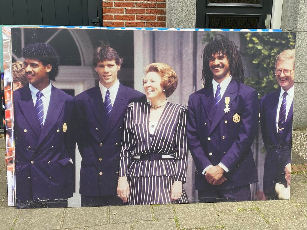 Foto Beatrix, Gullit, van Basten en Rijkaard, Verzamelen, Sportartikelen en Voetbal, Ophalen, Zo goed als nieuw, Spelerskaart