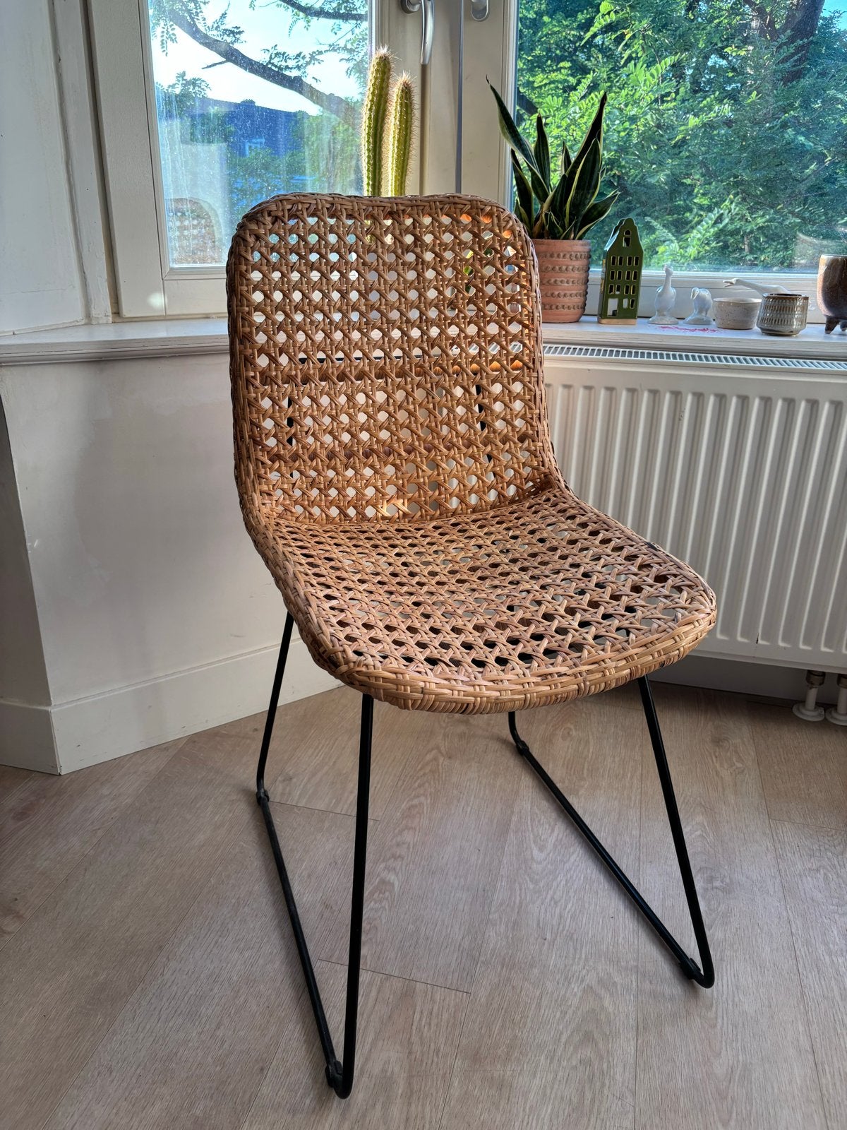 Rotan stoel met metalen onderstel, Huis en Inrichting, Stoelen, Ophalen, Bruin, Riet of Rotan, Zo goed als nieuw