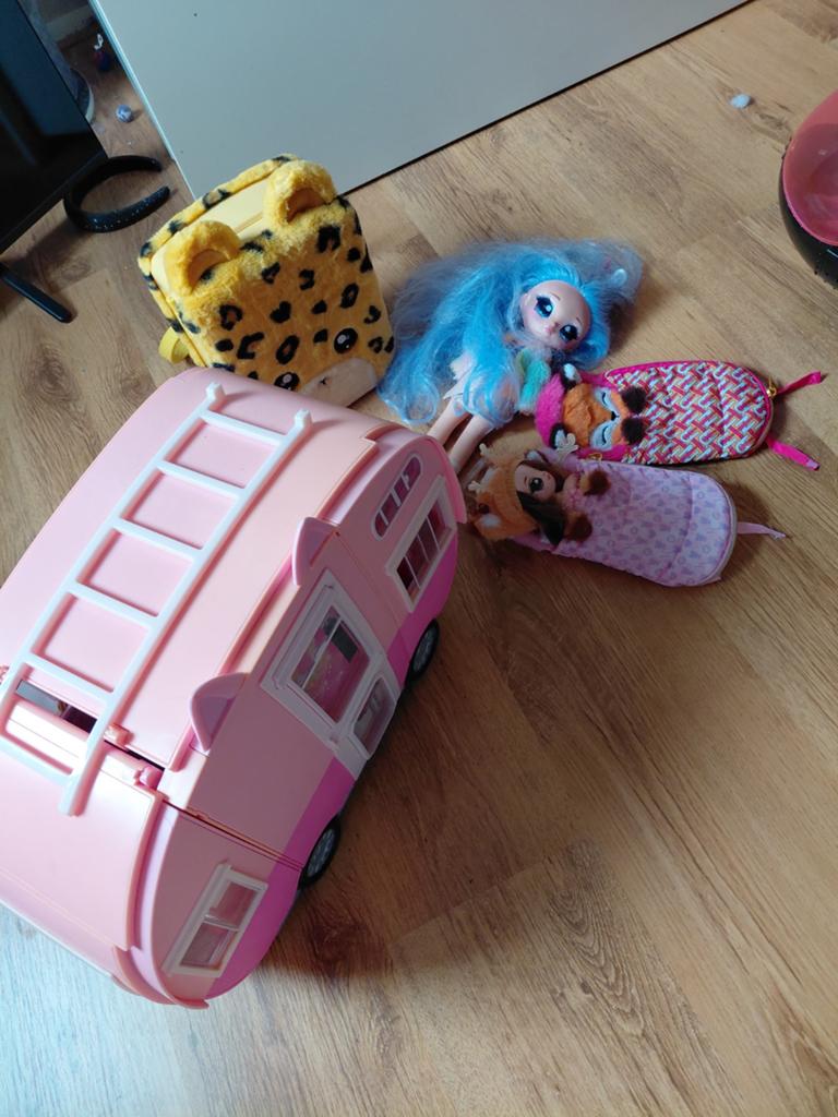 Na Na Na Surprise Camper met Poppen en Accessoires, Kinderen en Baby's, Speelgoed | Poppen, Ophalen, Gebruikt, Overige typen