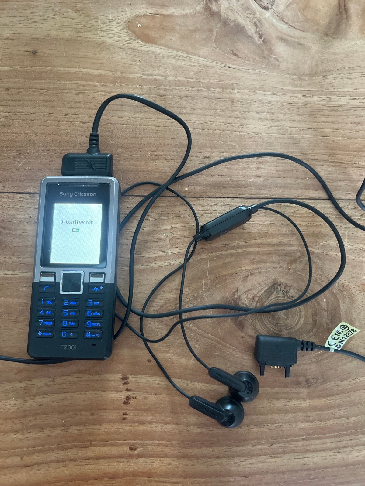 Sony Ericsson T280i + lader + oordopjes, Telecommunicatie, Gebruikt, Geen camera, Zwart, Overige systemen