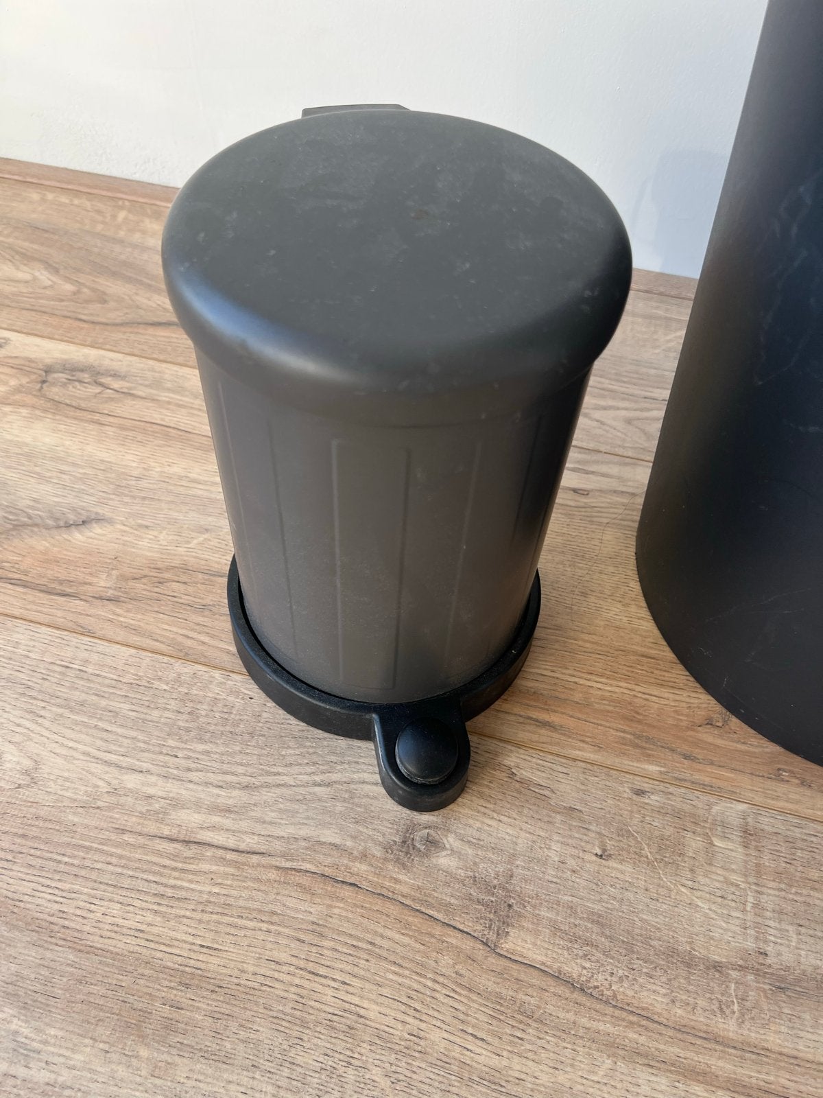 Kleine grijze pedaalemmer - Handig voor badkamer/toilet, Huis en Inrichting, Woonaccessoires | Prullenbakken, Kunststof, Gebruikt